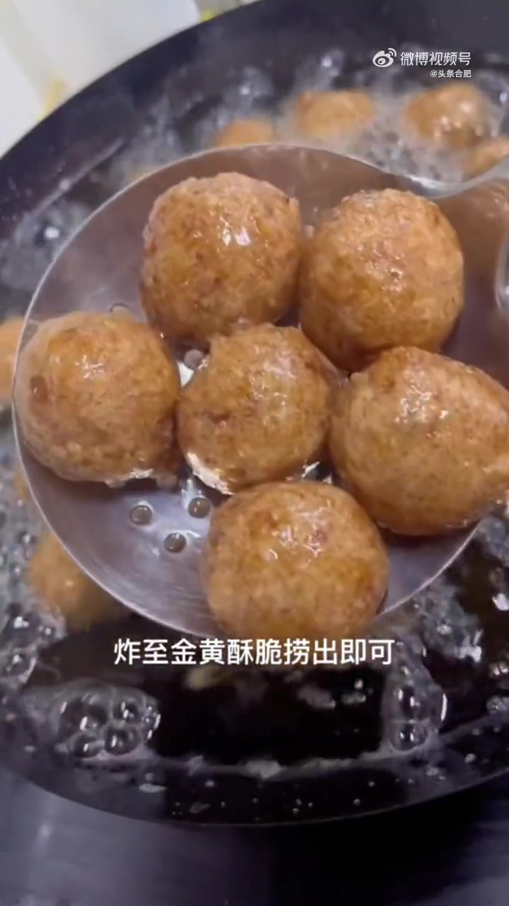 合肥年夜饭必备的炸糯米圆子快过年了,在合肥,只要过年,每家每户必做炸糯米圆子,外酥里糯,鲜