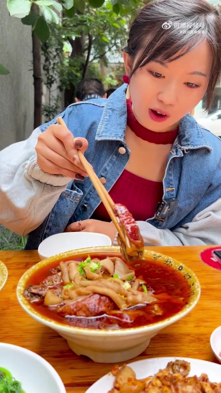 小封食堂「烤鸭和冒烤鸭,你更喜欢___?「馋嘴」」外皮酥脆味道浓郁的烤鸭和冒烤鸭,都是超级