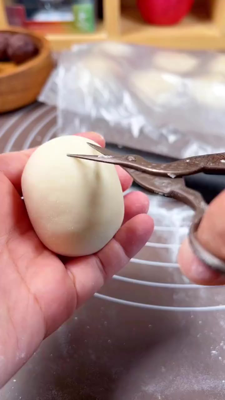 「好吃又好看!教你做小白兔豆沙包」兔年要到啦,教你简单几步做成可爱的小白兔包!网友:小朋友