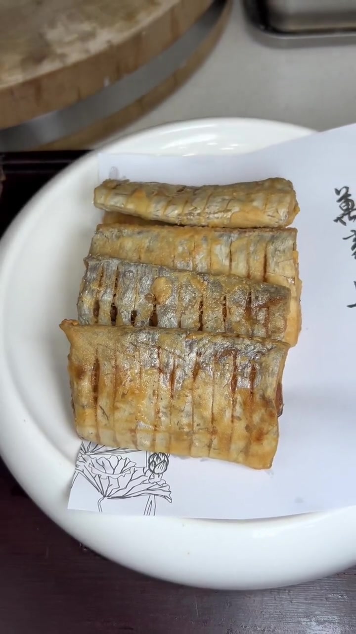 咱们大连逢年过节家家都有走油炸鱼的风俗，今天咱们就炸一个刺少的 干炸刀鱼，给春节的餐桌上再