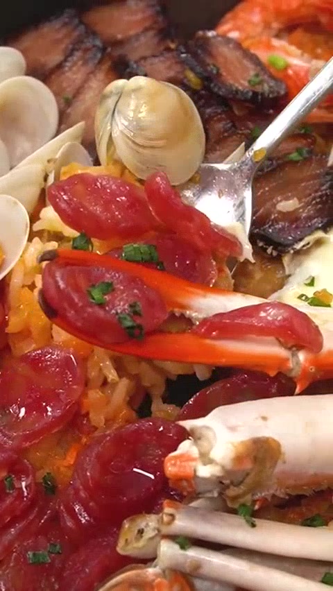 团圆海鲜煲仔饭、如意八爪鱼、椰香八宝饭加火腿腌笃鲜,四道年味美食开启节日季!
