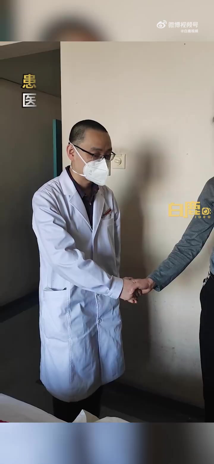 「急需输血但血源不足,医生悄悄献血帮患者置换血液」1月18日,陕西西安。一名69岁的女性患
