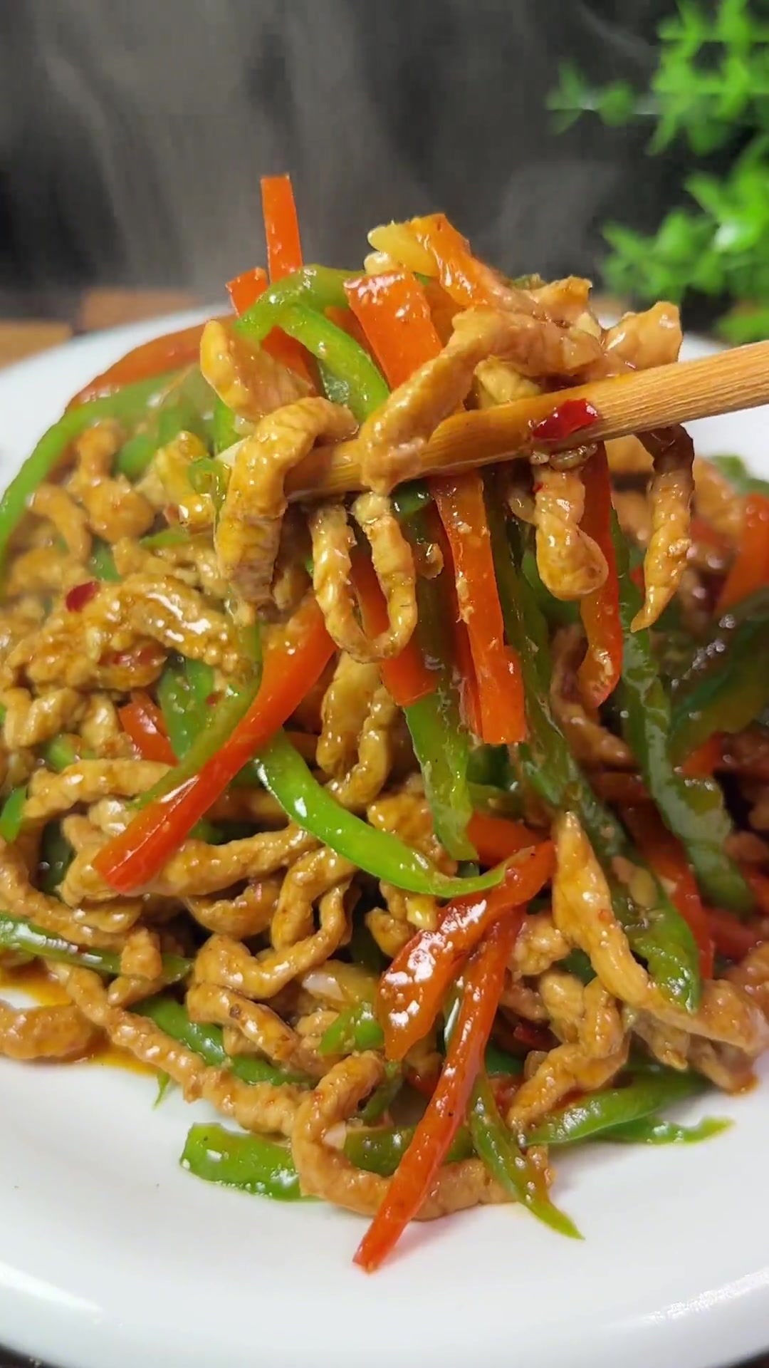 年夜饭辣椒丝炒肉、到底先炒辣椒还是先炒肉丝呢
