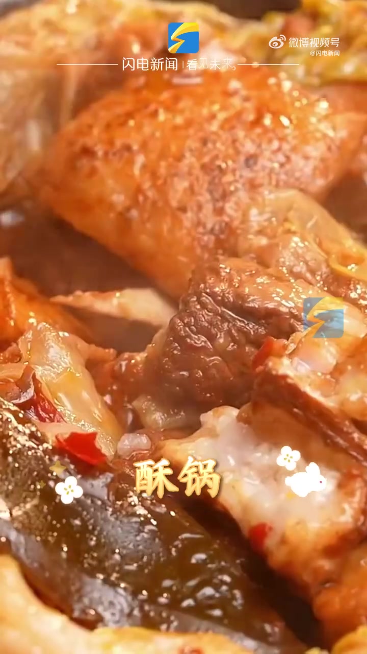 「热闹又喜庆 山东人的过年氛围感 太强了」这条视频年夜饭含量超高 赶大集、贴春联、包饺子、