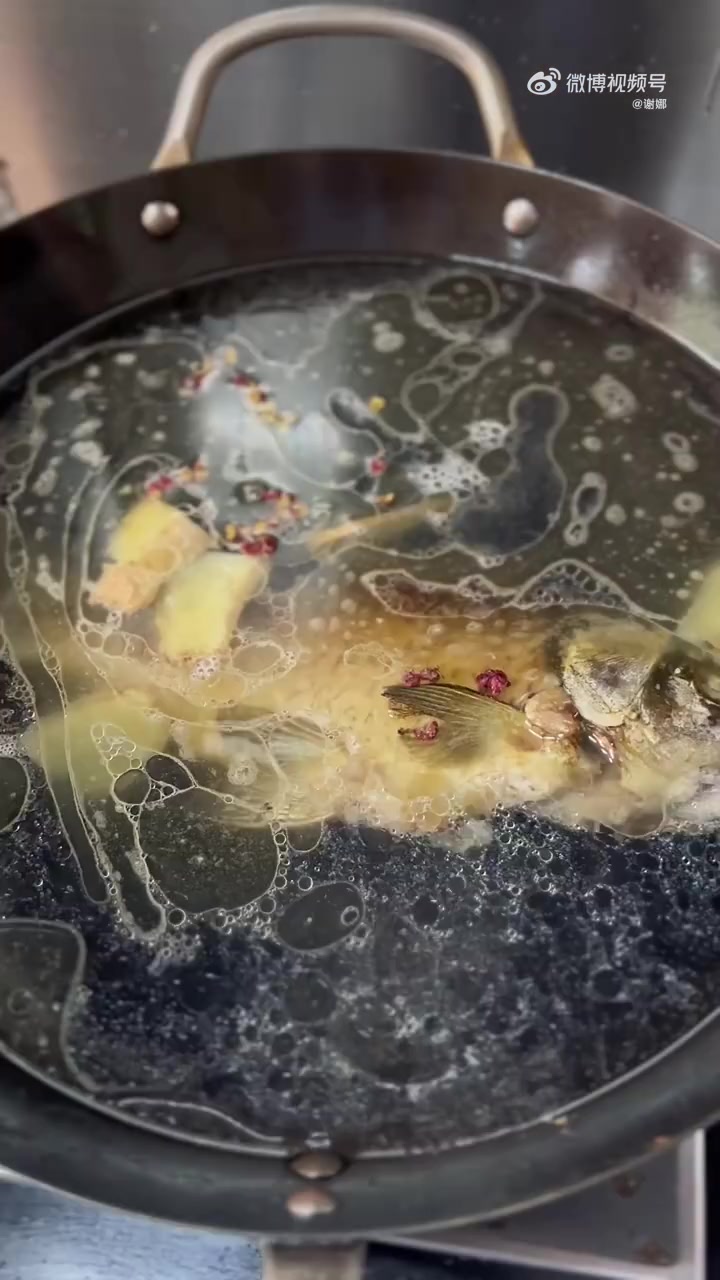 团圆饭或者平时需要露一手的话,分享一个我最爱喝的汤——豆腐鲫鱼汤[gf]1f372[/gf