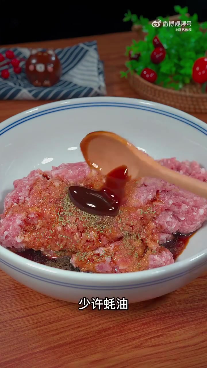 「郑州过年的仪式感「年年有余」大年初一午饭吃什么?」很多人在家做饺子,肉馅总是调不好,今天