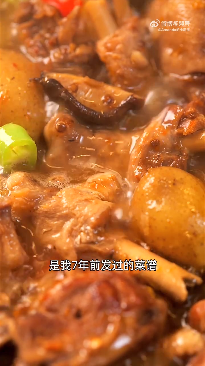 学做中国菜 午饭时间到!来学做一道春节硬菜——啤酒鸭火锅!有啤酒和独家香料的加持,再加上绵