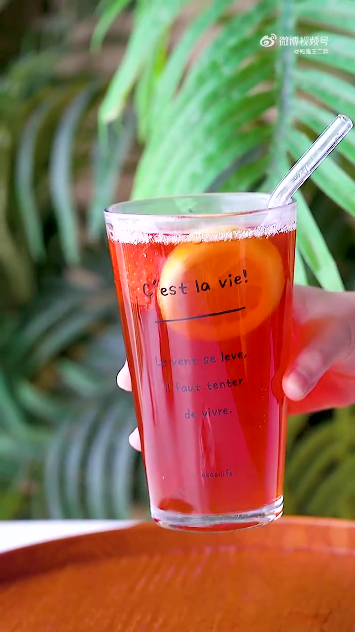 晚间分享 冬日限定热饮之「草莓热红茶」冬天就是吃草莓的季节呀!今天用草莓来煮一份超好喝的草