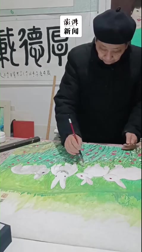 81岁老人除夕夜画白兔:迎接兔年祝愿四季平安
