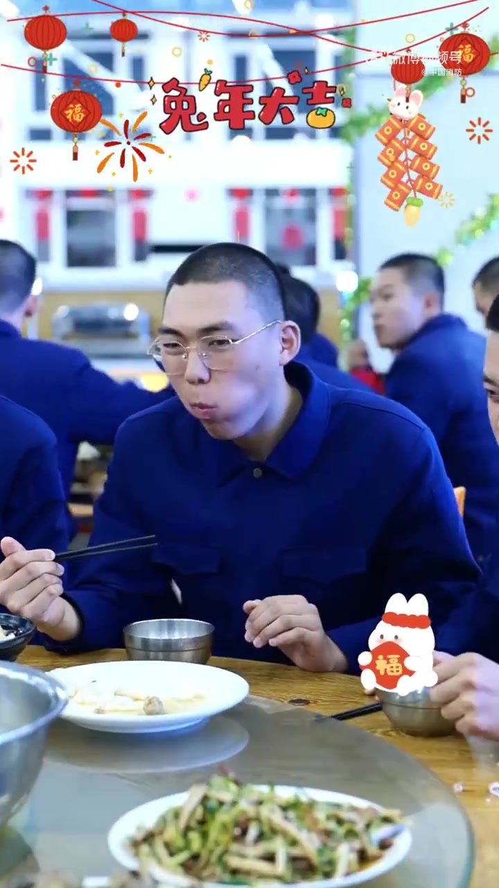 「新年得给饺子添点儿料」包饺子、看春晚,热气腾腾的年夜饭端上桌,在队过年的蓝朋友饺子必不能