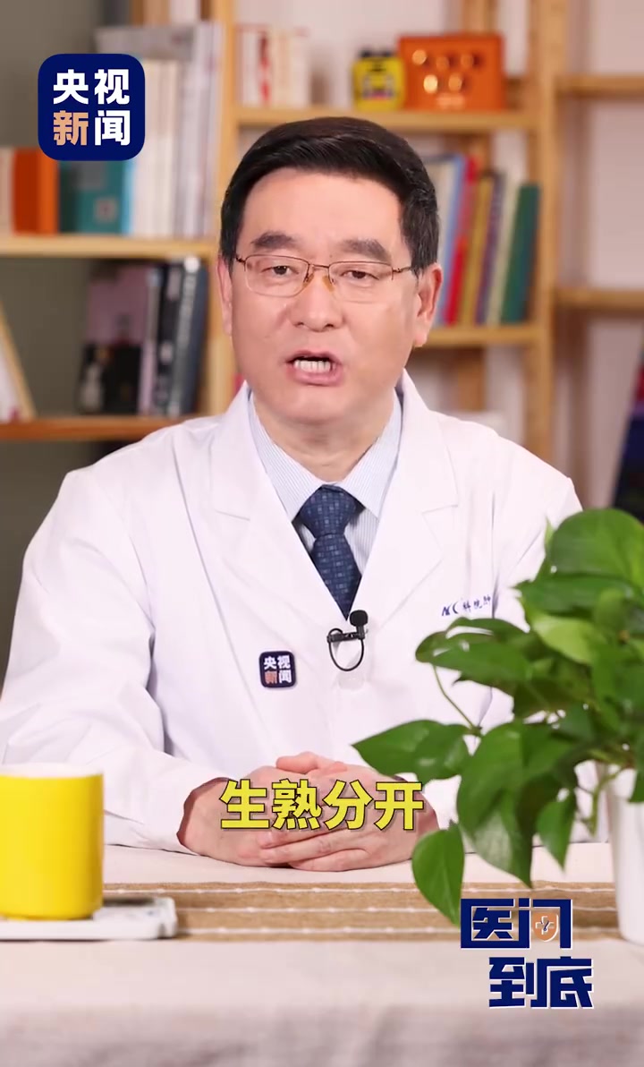 「「话筒」转需!春节剩饭处理指南」饭菜放8小时以上就算隔夜,时间越久,亚硝酸盐含量越高。①