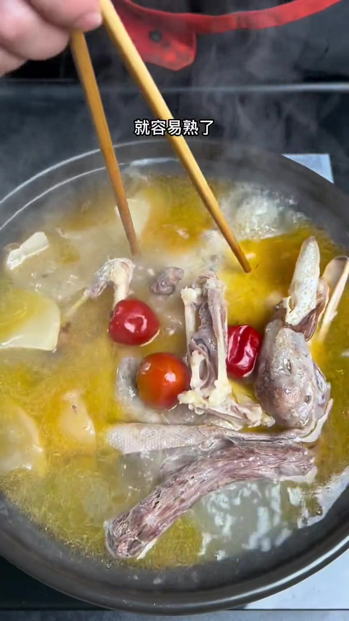 老鸭汤 川菜 不管是冬天还是夏天要多吃点酸萝卜炖鸭子 清热又去火 简单方便 不要太感谢我