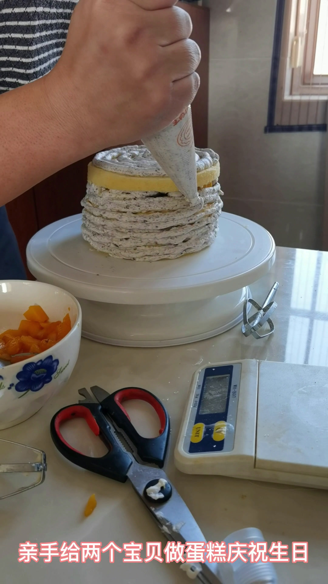 自制草莓雪人蛋糕和奥利奥咸奶油蛋糕庆祝生日