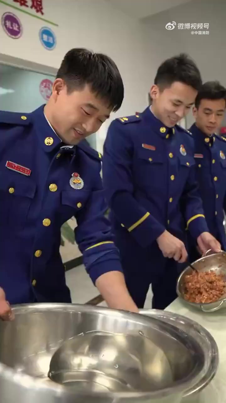 「有手艺就要过年拿出来展示」蓝大厨过新年包饺子,围坐一起,擀皮、调馅、包饺子忙得不亦乐乎。