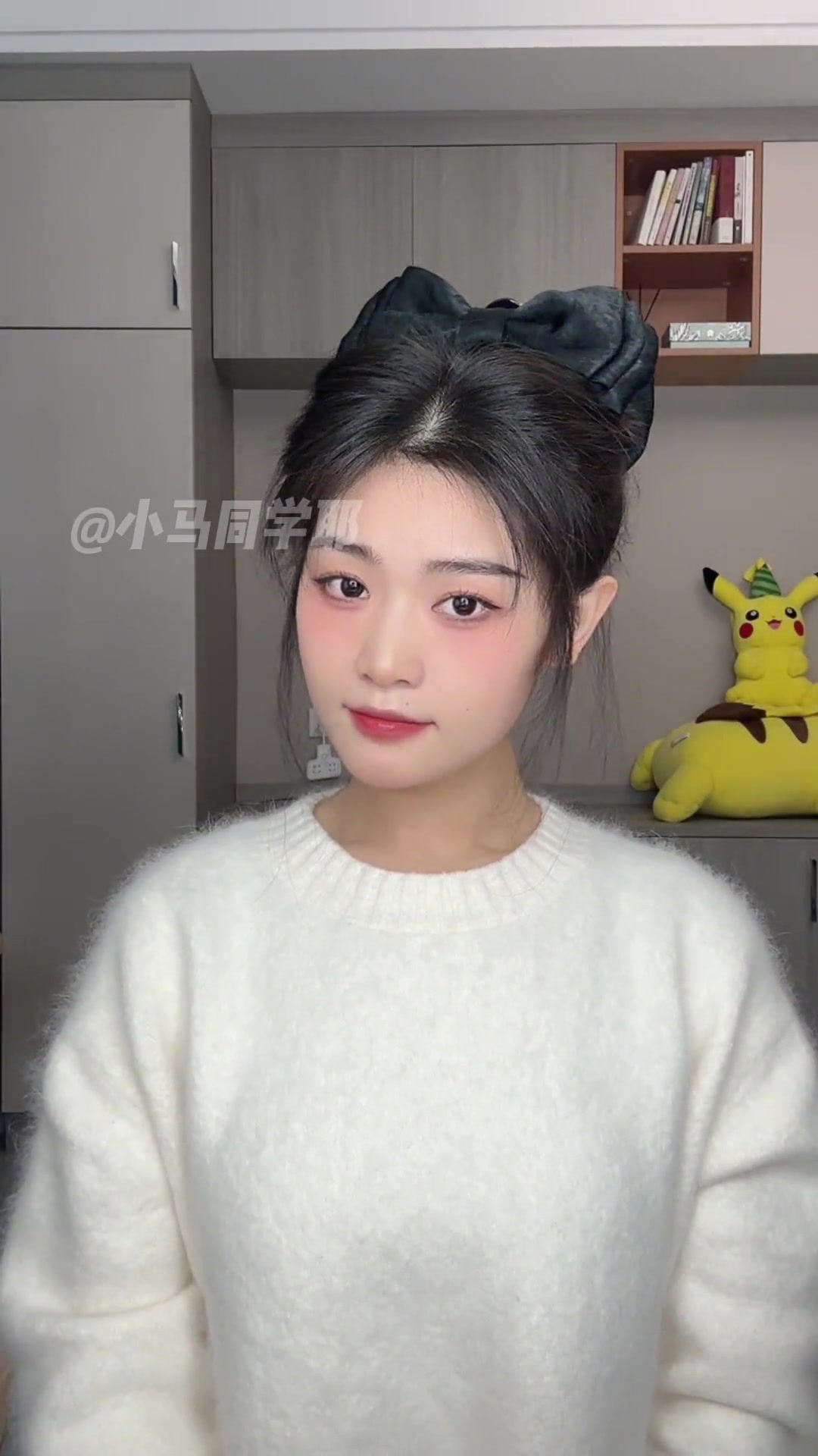 新年走亲访友拜年发型!头发长的一定要试试这款蝴蝶结鲨鱼夹发型!