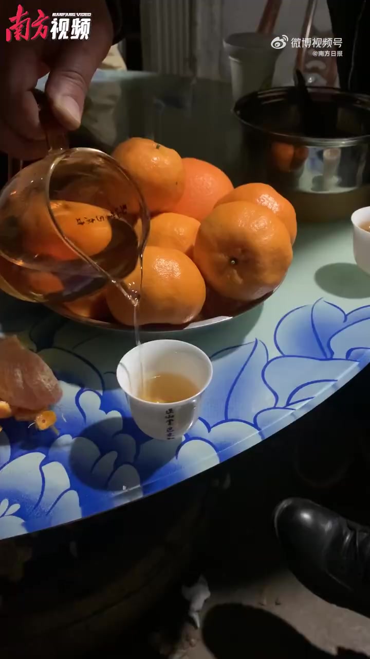 钟情湖北过大年「藏在柴火腊肉里的土家年味」在恩施的许多饭店,菜单上会有一道叫“土家鲍鱼”的