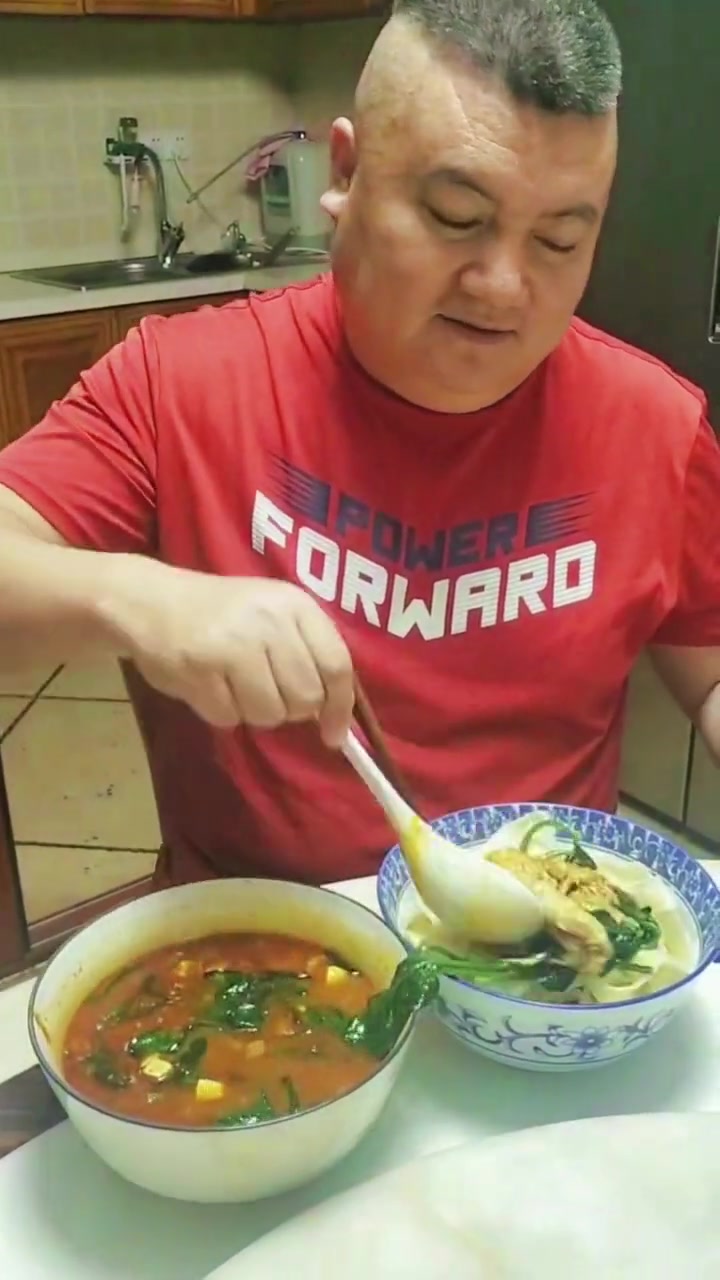 今天晚上又吃手擀面,我比较喜欢吃宽面,吃起来更过瘾 记录真实生活