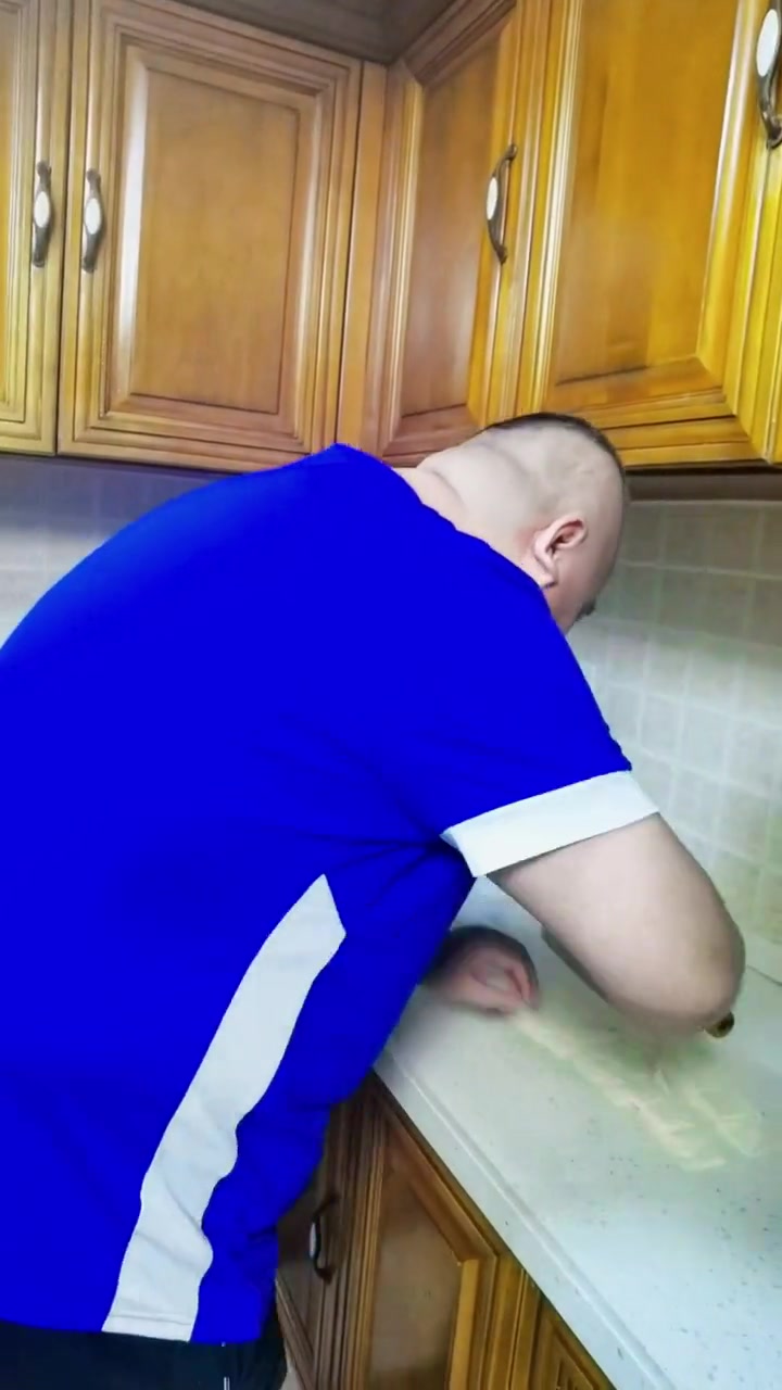 男人不仅要会赚钱,关键时刻还要会下厨房做饭,今天龙哥就露两手,来一盘手擀刀切干拌大片子 甘
