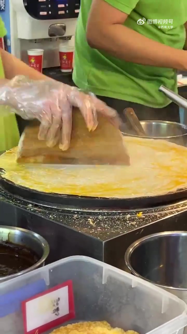 西食记  听说大家最近都在学摊煎饼 小西师傅来咯给大家做煎饼果子「三哈」熟练开始摆摊(放面