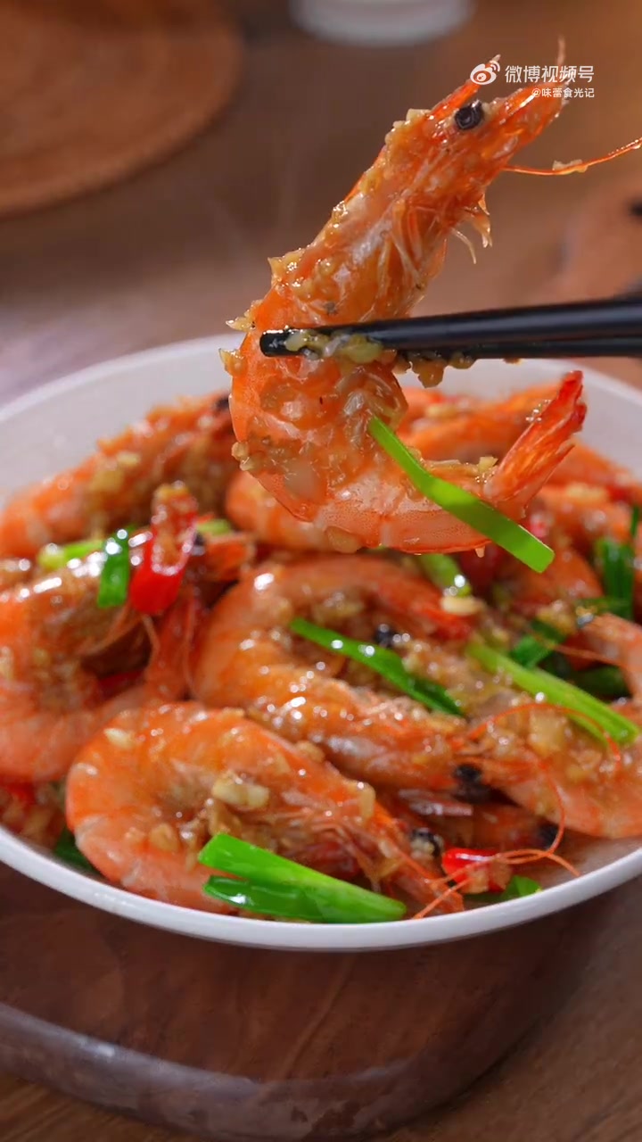 过年做一盘蒜蓉大虾,寓意新年红红火火品味浓浓的年味 一份椒麻鸡里有23块鸡屁股 店家回应游