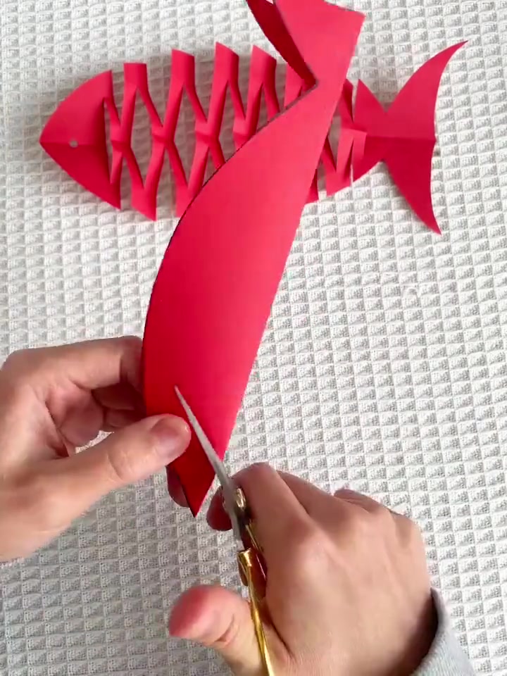 「活灵活现!年年有鱼剪纸简易教程」再过几天就是元宵节了,在家和孩子一起做剪纸吧。祝新春大吉