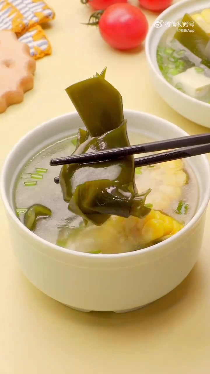 五小布分享「玉米海带豆腐汤」刮油又解腻!清爽鲜美超好喝 做法:1.锅中热油,加入葱花和蒜末
