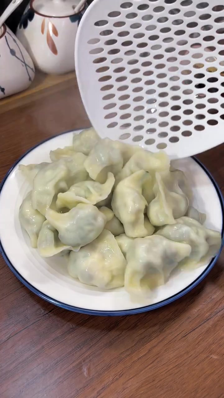 今天做了黄瓜鸡蛋饺子,全家都说好吃!