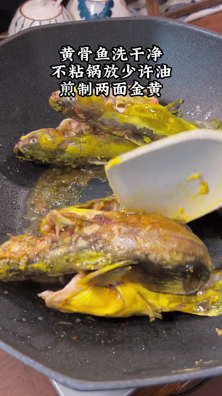 买了几条黄辣丁,给孩子们熬个鱼汤喝,汤鲜味美,鱼肉鲜香滑嫩,营养又简单!