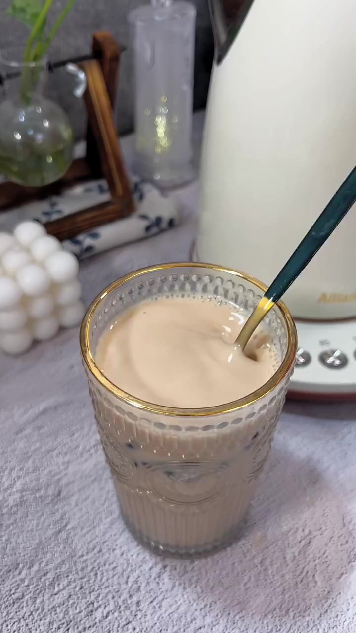 冬天里的第一杯奶茶,自己动手做,懒人奶茶,简单也好喝!