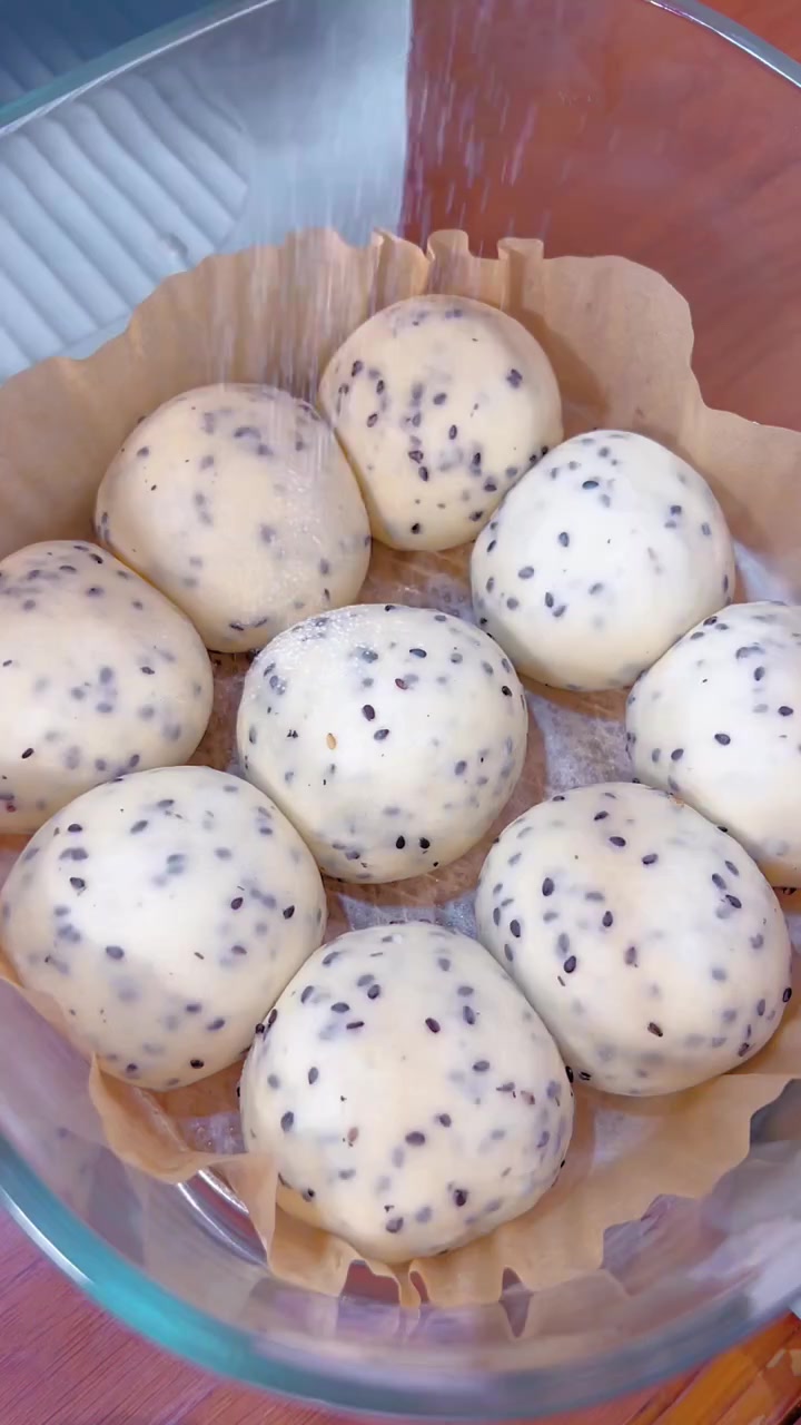 奶香黑芝麻小餐包,松松软软,奶香浓郁,有手就会做!牛奶160克,鸡蛋一个,糖30克,耐高糖