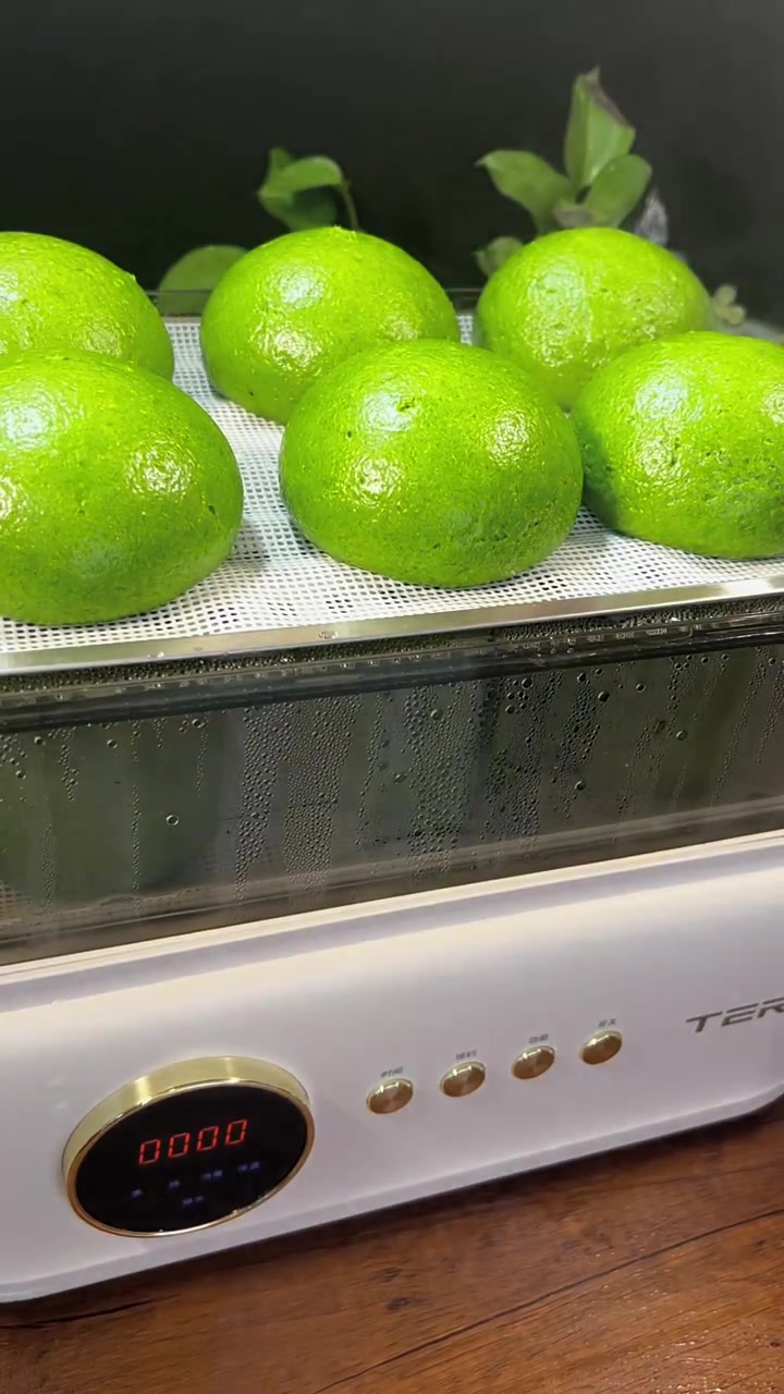 蓬松暄软营养美味!菠菜取叶子[gf]1f343[/gf]焯水,放料理机加少许水打成菠菜汁,