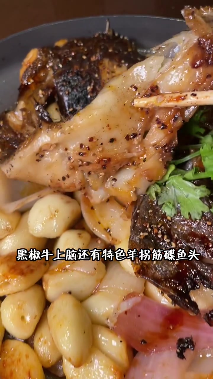 都是网红菜品的烧烤店,就连环境都是露营风