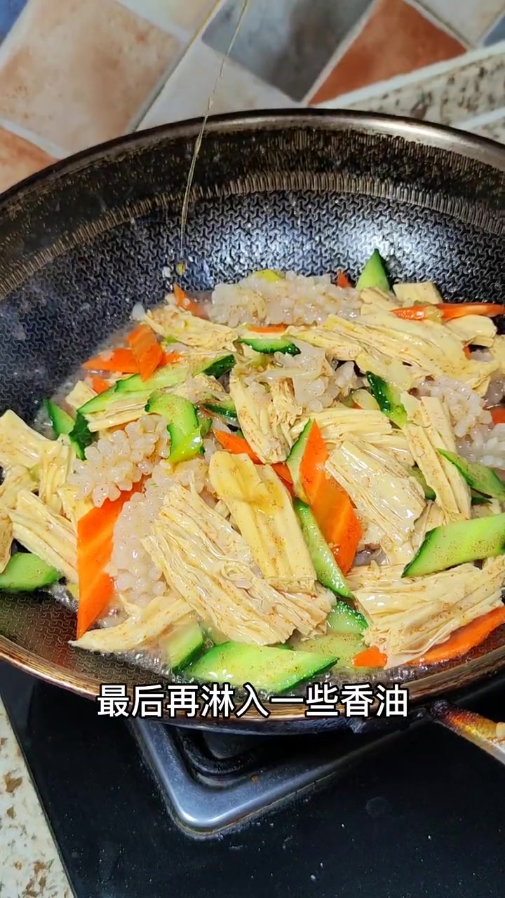 要说吃着顺口,还得是虾子腐竹鱿鱼,这道宁河特色菜做起来其实很简单!美食教程持续更新 家庭小