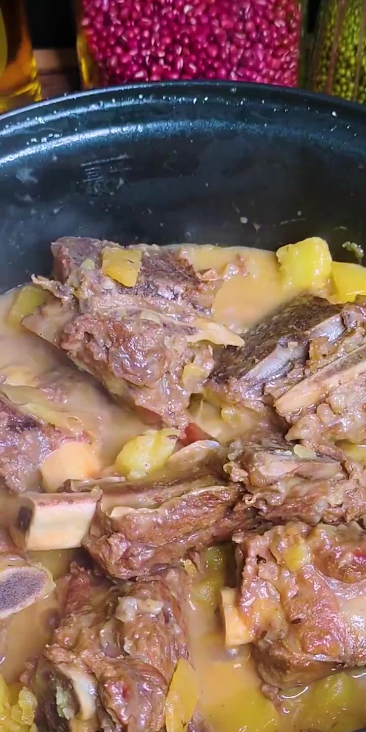 美食怎么做 教你牛排骨炖土豆的做法,排骨入味土豆软烂,汤汁下饭超好吃!「舔屏」「舔屏」