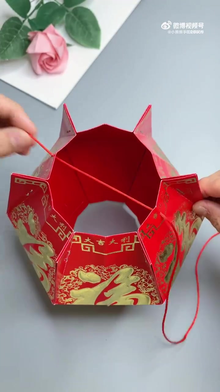 「巧手制作元宵节灯笼」用孩子过年收到的红包袋，制作好看的元宵节灯笼，非常简单快来试试~（来