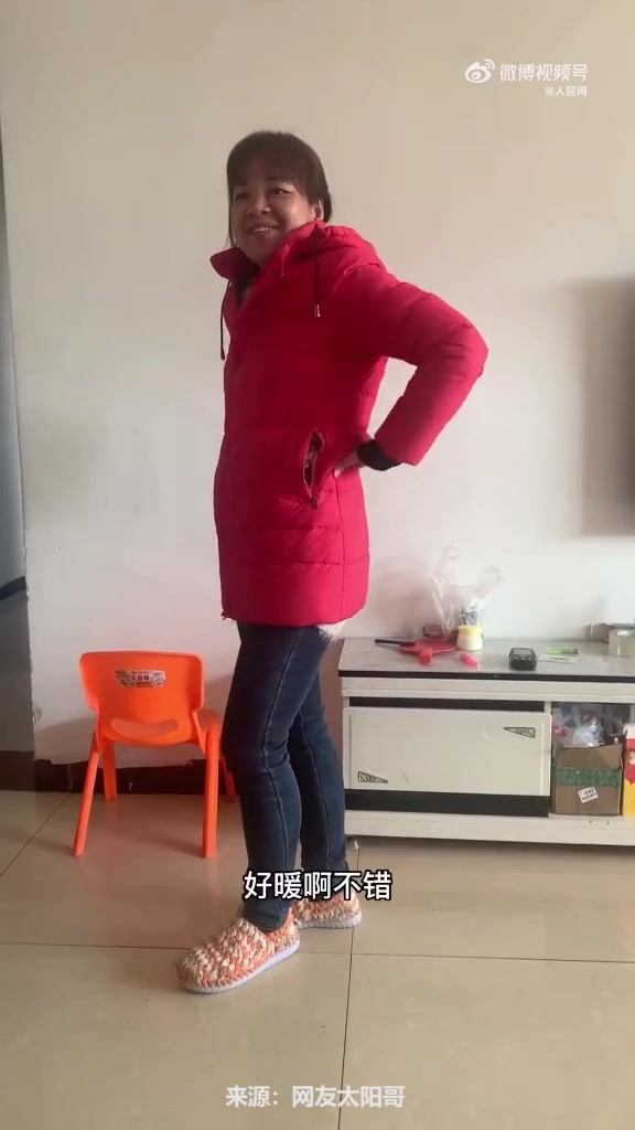 「男子养鹅亲手为老婆自制羽绒服」近日,湖南衡阳,男子陈先生养鹅为怕冷老婆自制羽绒服。陈先生