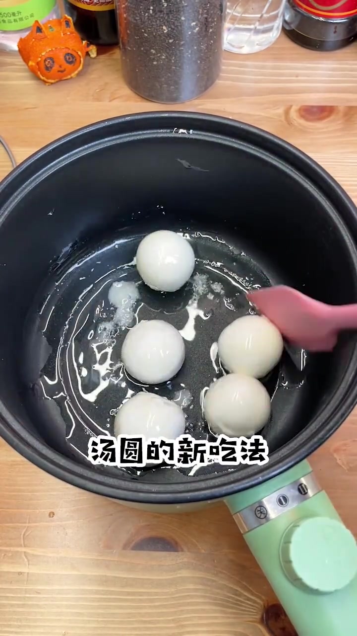 元宵节没吃完的汤圆怎么吃!来做个汤圆糍粑吃吃!美食创作人_汤圆的神仙吃法