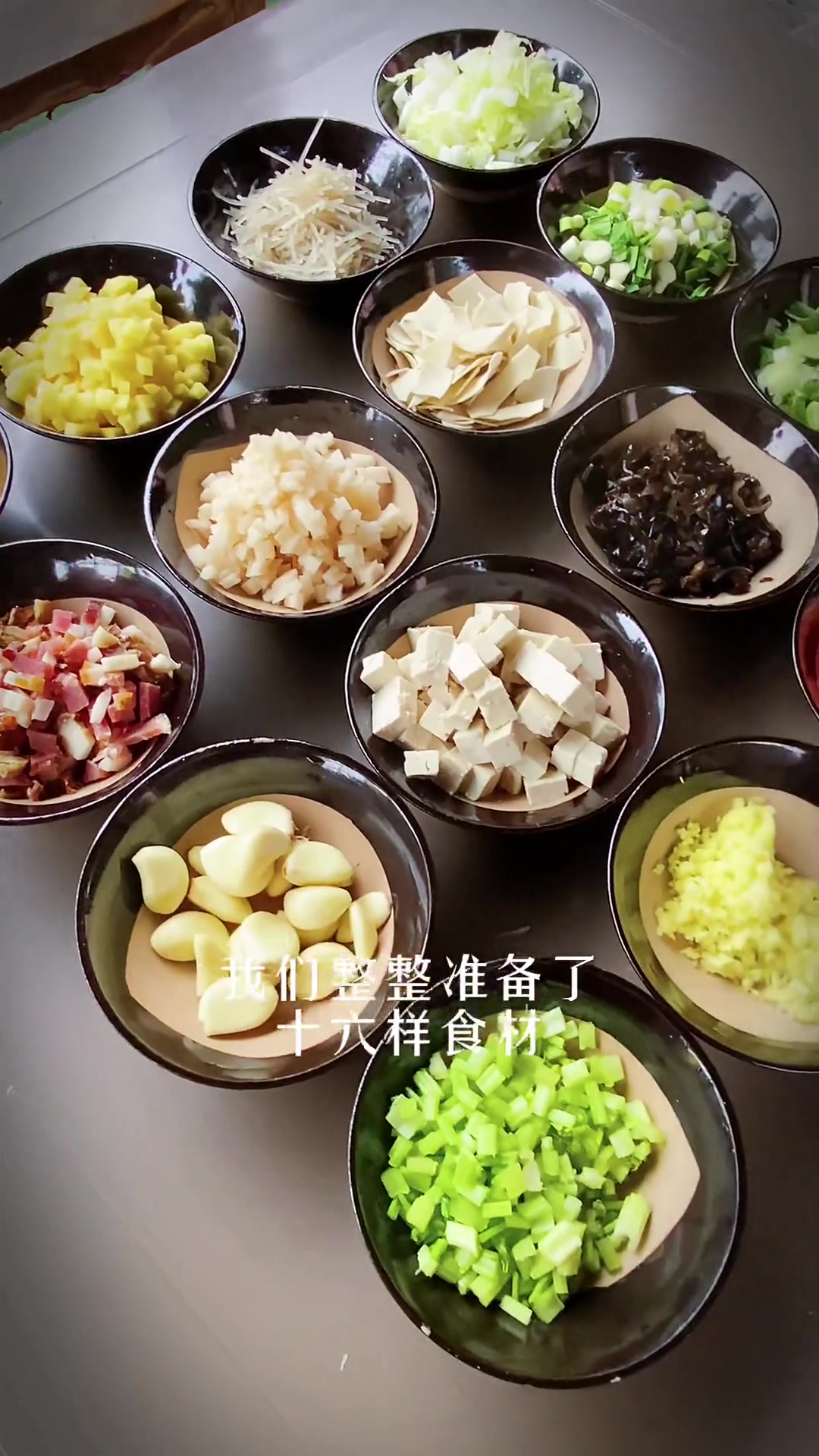 过了腊八就是年,我们整整准备了十六样食材来煮的咸口腊八粥,好看又好吃