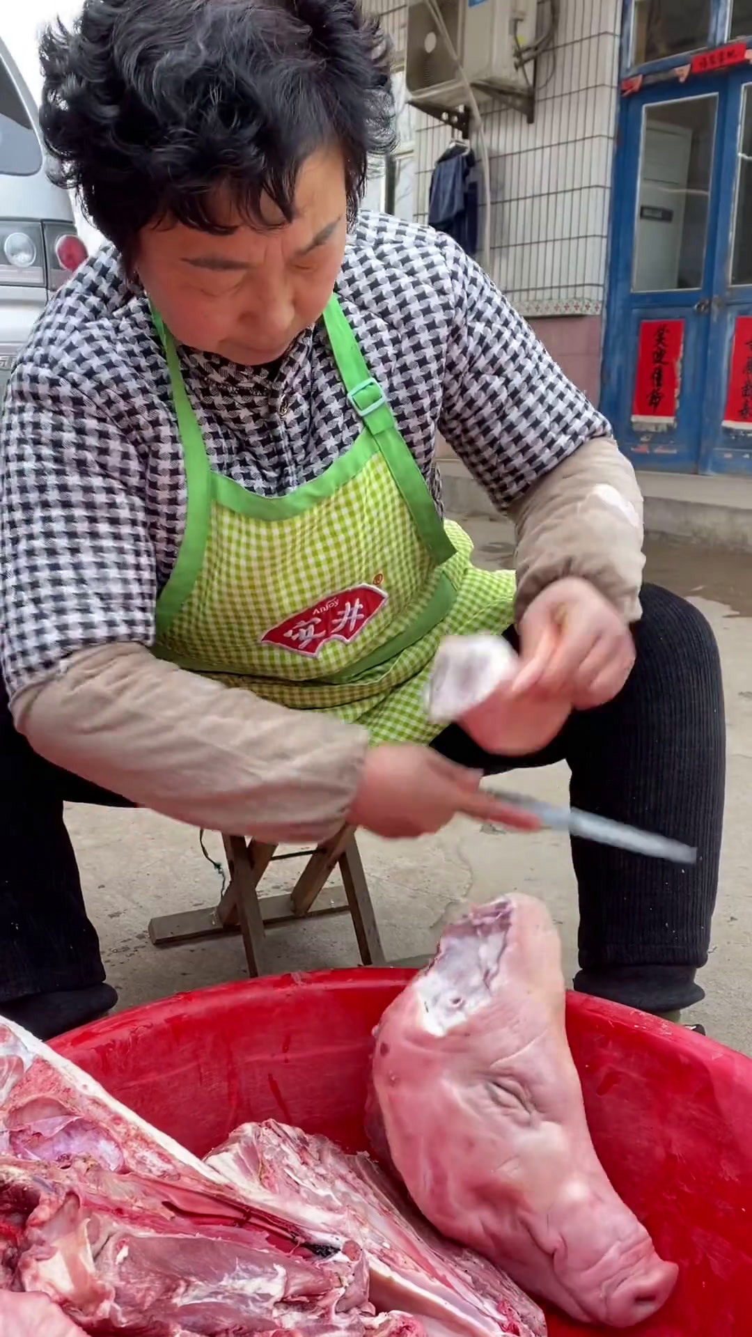 快过年了,今天做个熏猪头肉过年吃,好吃又美味,你们那儿怎么吃?平安团圆年