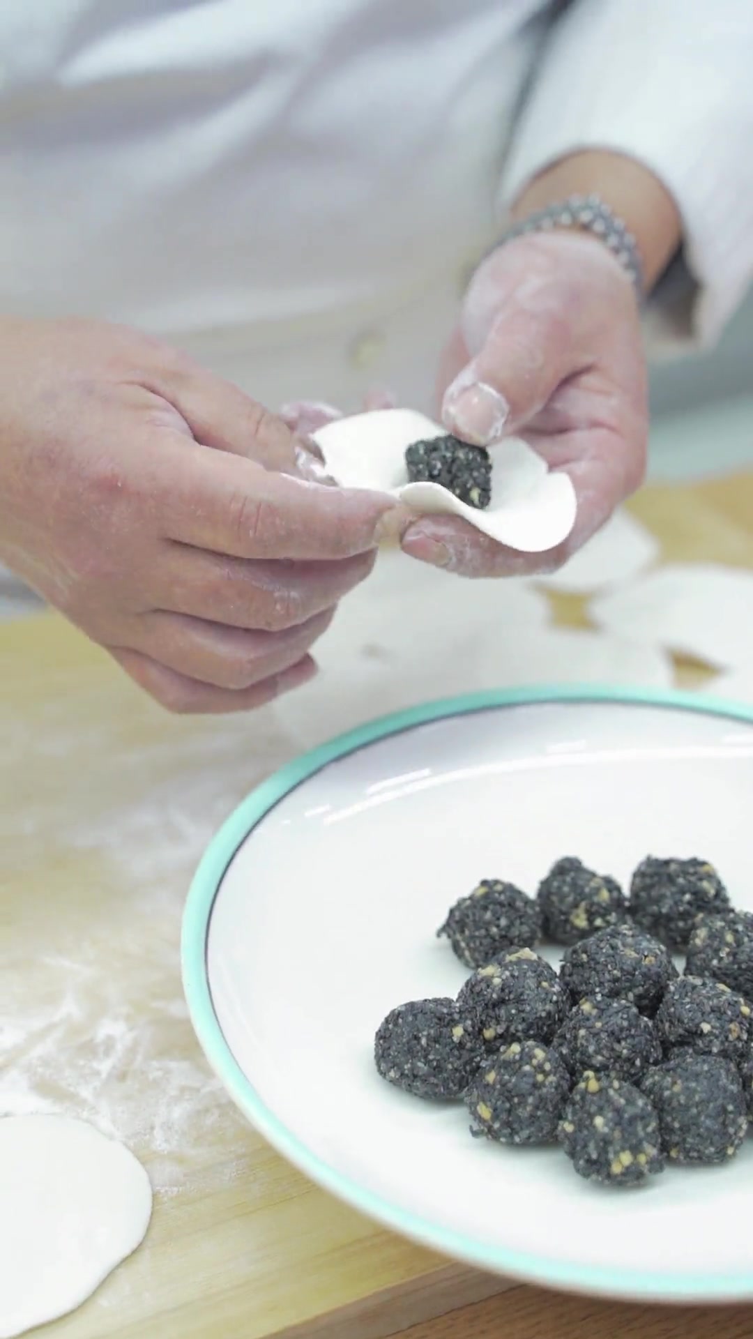 我包汤圆是这样子的,您是怎么包的呢?汤圆_食汇大叔