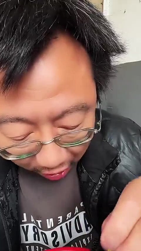 孙校长破产后没有工作条件困难,只能每天吃白水煮面度日,太难了