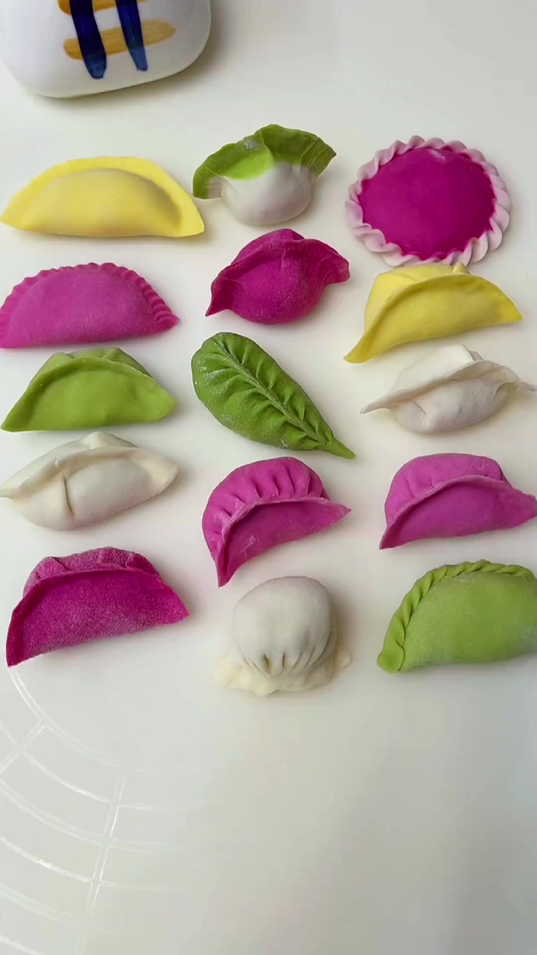 包饺子手法大全,喜欢的朋友收藏美食教程_包饺子手法教程_彩色面_东北水饺