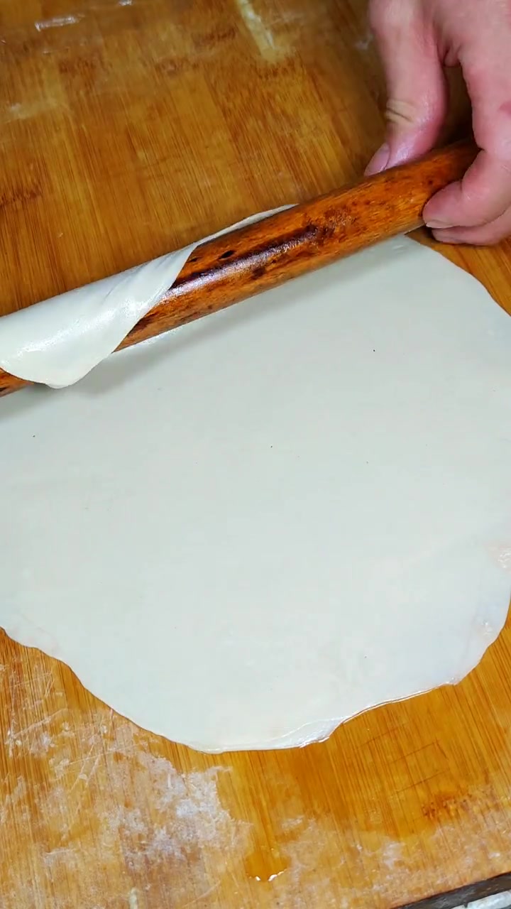 今天立春,这薄如蝉翼柔软劲道的春饼必须安排上,电饼铛做春饼保证你一次成功!春饼 美食教程持