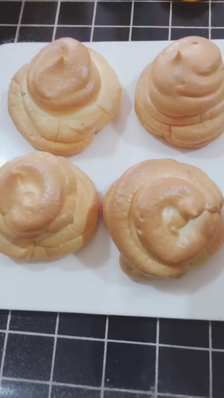 蛋清四个(大约140克左右),白醋3克。糖20克,玉米淀粉20克。烤箱参考温度上下火140