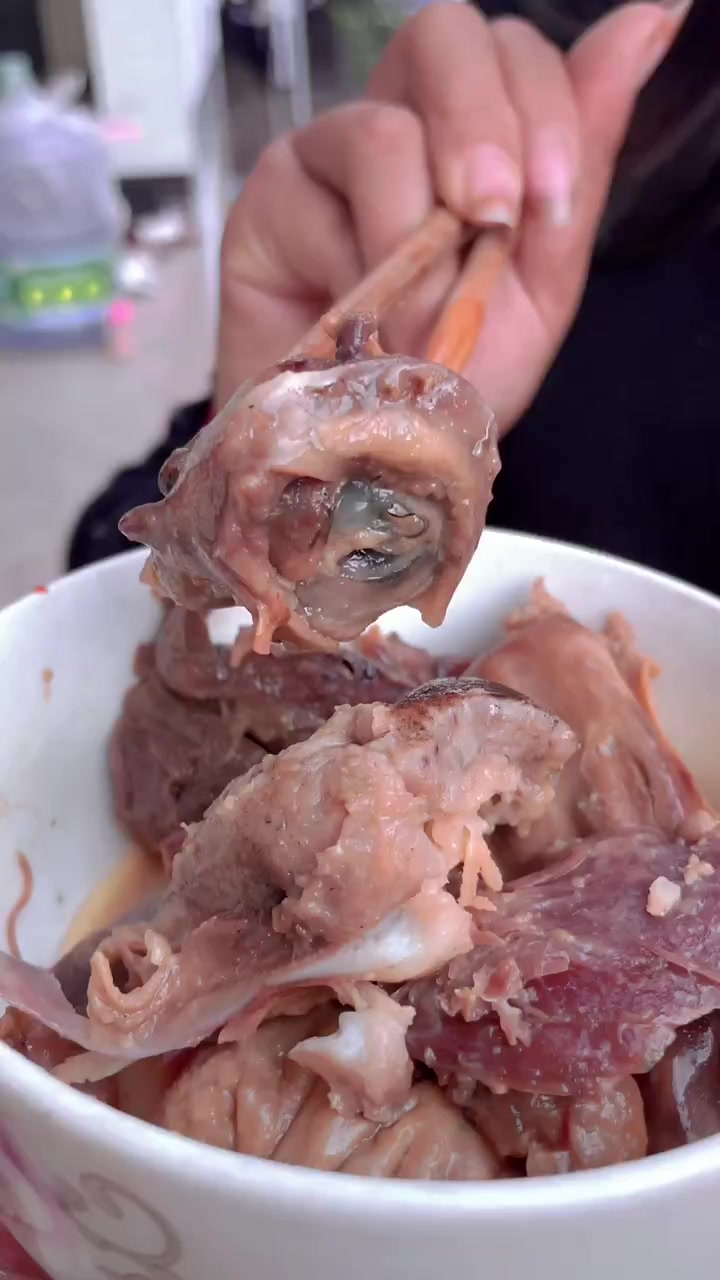 回云南有吃不完的腊肉,吃不完鸡肉,吃不完的烧烤已经胖了十斤了啦