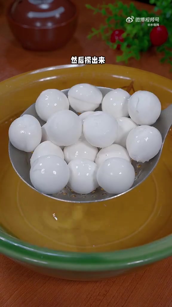 「汤圆要怎么煮才好吃」煮汤圆到底是用冷水还是热水呢?很多人第一部就做错了,今天分享几个小技