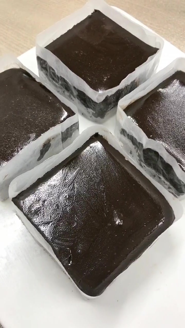 蛋黄部分:蛋黄两个,蜂蜜10克,食用油15克,水25克大米粉42克,可可粉8克。蛋清部分: