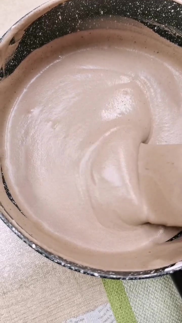 (牛奶80克,糖30克,不放也行,黑巧克力80克)淡奶油100克,可以做六支雪糕