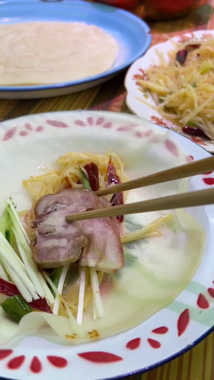 今日立春又叫咬春、我们这里吃春饼、立春是二十四节气之一寓意着万象更新的开始 立春