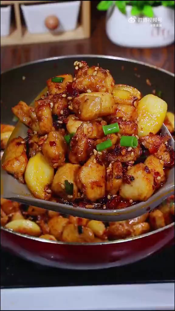 五小布分享「好吃不胖的蒜香鸡胸肉「馋嘴」」鸡胸肉用蒜炒一炒,好吃到秒杀餐馆,做法简单:鸡胸